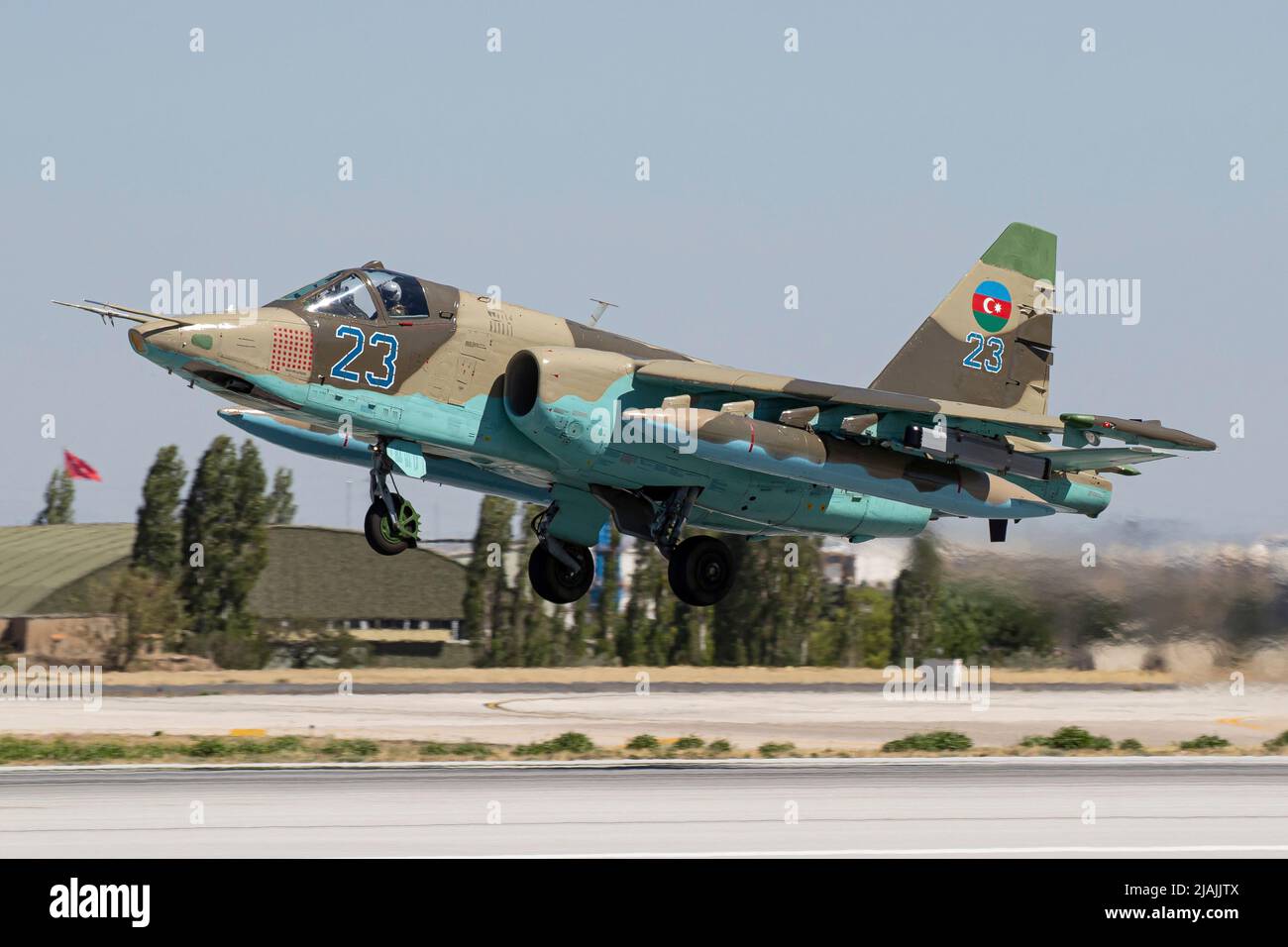 Eine aserbaidschanische Luftwaffe Su-25 Frogfoot greift Flugzeuge an, die starten. Stockfoto