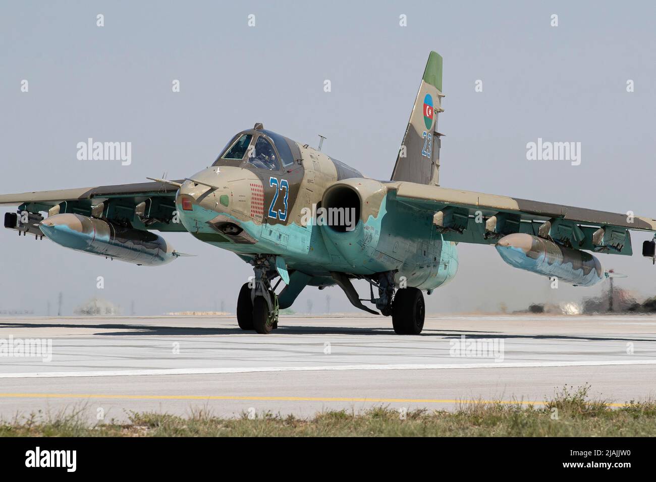Eine aserbaidschanische Luftwaffe Su-25 Frogfoot kommt zur Landung mit 37 Kill-Markierungen auf der Nase. Stockfoto