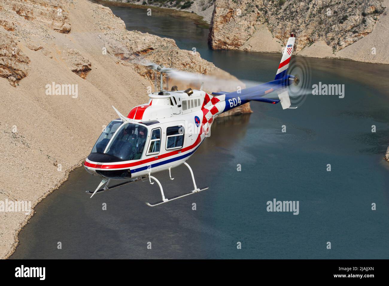 Ein kroatischer Hubschrauber der Luftstreitkräfte Bell 206, der für das Pilotentraining verwendet wurde und im Flug gefangen wurde, Kroatien. Stockfoto