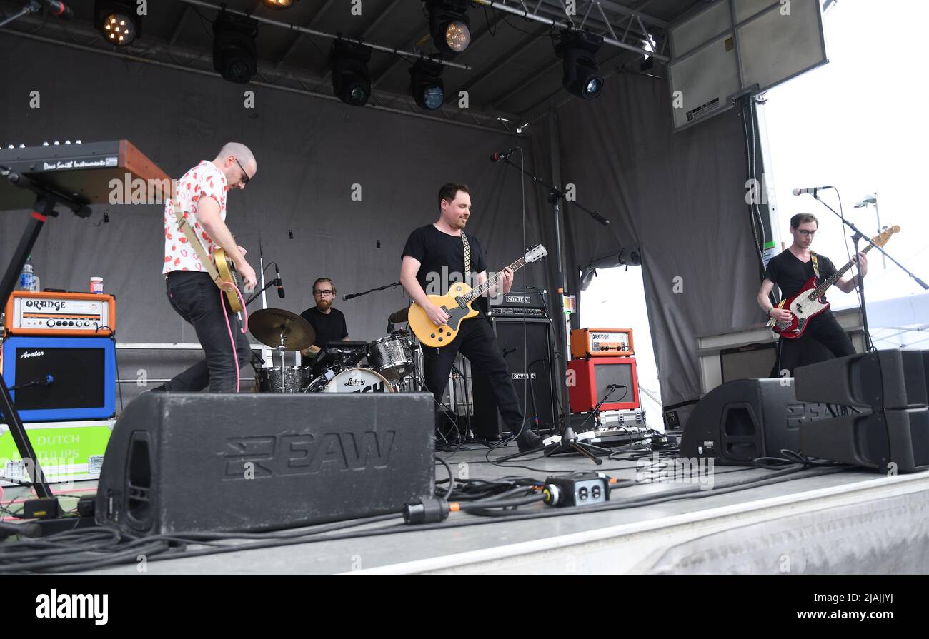 Die Dutch Tulips, Matthew Freake, Justin Mantell und die Brüder Matthew und John Holland werden während eines Live-Konzerts beim Boston Calling Music Festival, das am 29. Mai 2022 in Allston, Massachusetts, stattfindet, auf der Bühne aufgeführt. Stockfoto