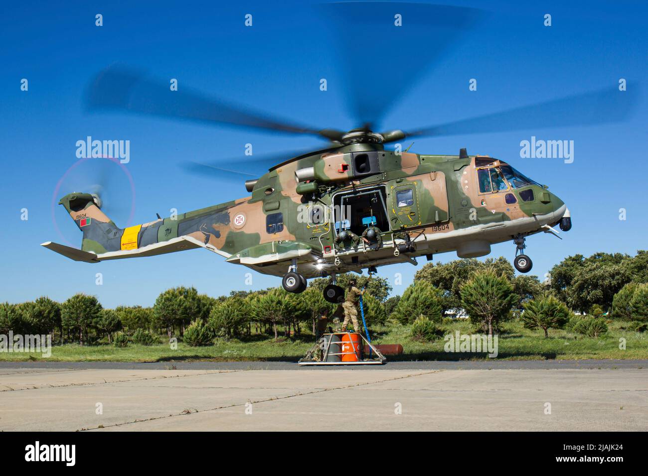 Ein portugiesischer Hubschrauber der Air Force AW101 Merlin, der sich zum Anheben einer Schlingelast vorbereitet. Stockfoto