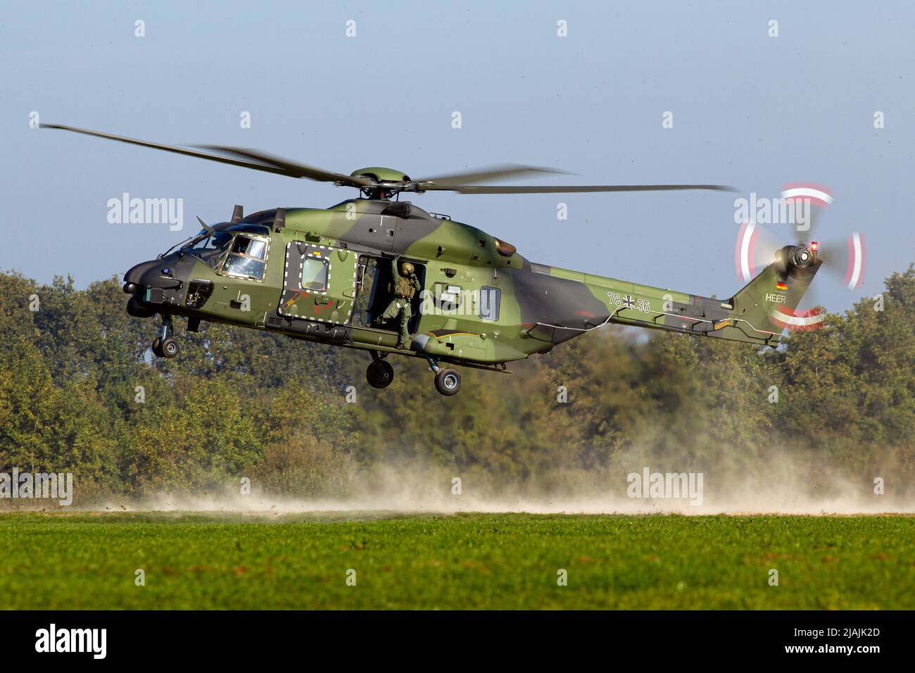Ein Transporthubschrauber der deutschen Armee NH90 landet auf einem abgelegenen Feld. Stockfoto