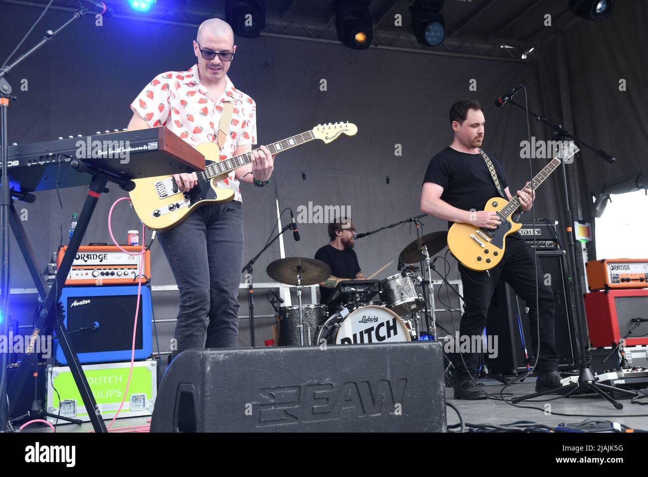 Die Dutch Tulips, Matthew Freake, Justin Mantell und die Brüder Matthew und John Holland werden während eines Live-Konzerts beim Boston Calling Music Festival, das am 29. Mai 2022 in Allston, Massachusetts, stattfindet, auf der Bühne aufgeführt. Stockfoto