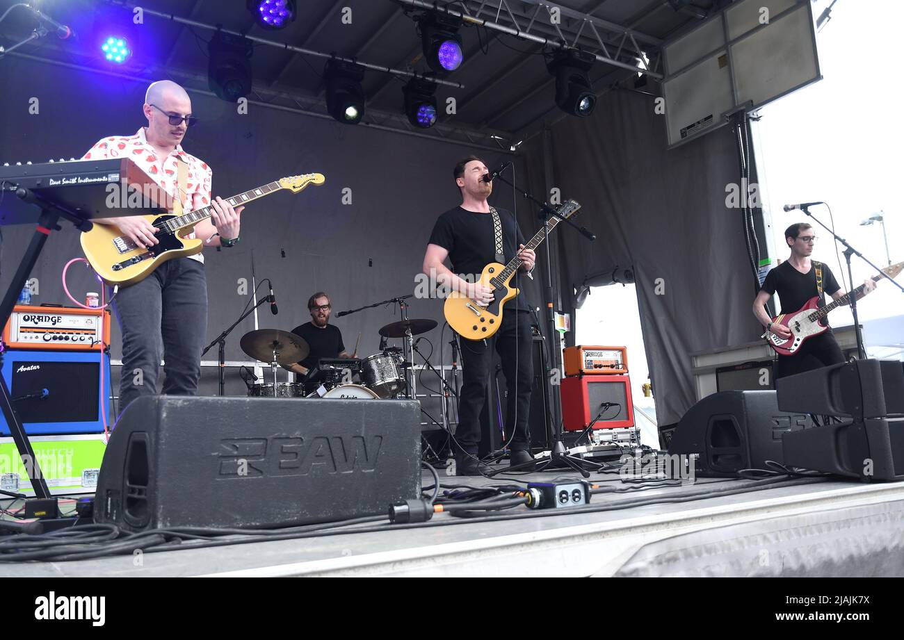 Die Dutch Tulips, Matthew Freake, Justin Mantell und die Brüder Matthew und John Holland werden während eines Live-Konzerts beim Boston Calling Music Festival, das am 29. Mai 2022 in Allston, Massachusetts, stattfindet, auf der Bühne aufgeführt. Stockfoto