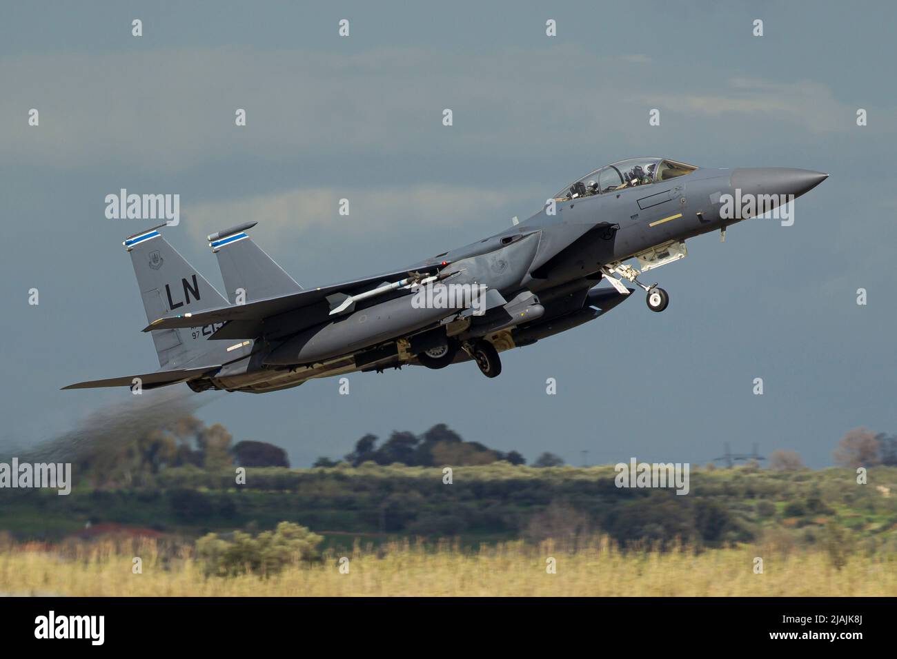 Ein F-15E Strike Eagle der US-Luftwaffe hebt aus Andravida, Griechenland, ab. Stockfoto