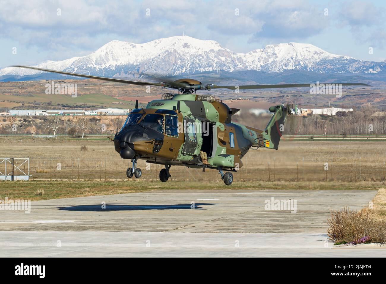 Ein Transporthubschrauber der spanischen Armee NH90 kehrt zu seinem Heimatstützpunkt Logrono, Spanien, zurück. Stockfoto