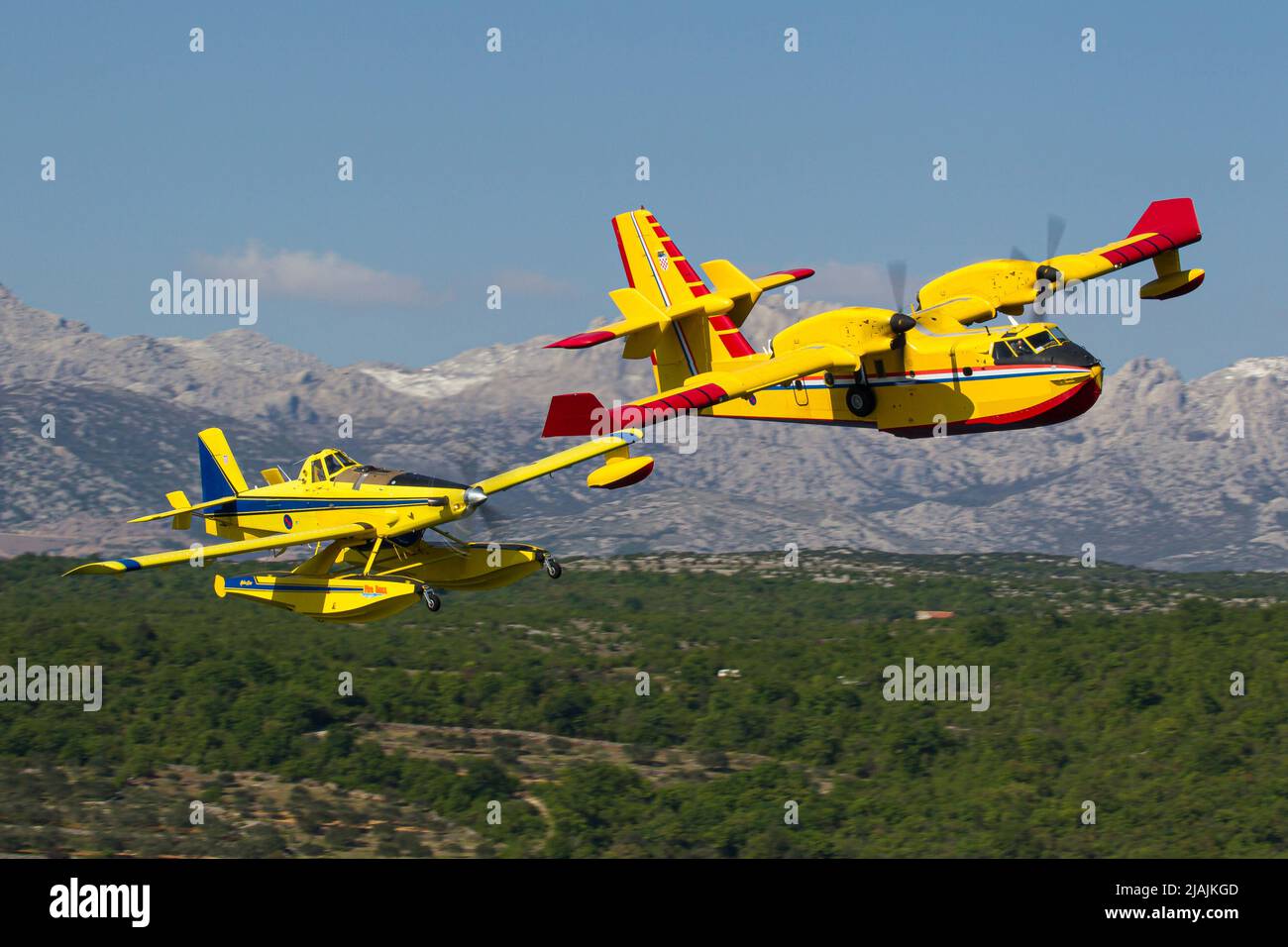 Die kroatischen Luftstreitkräfte AT-802 und CL-415 fliegen in Formation, Kroatien. Stockfoto