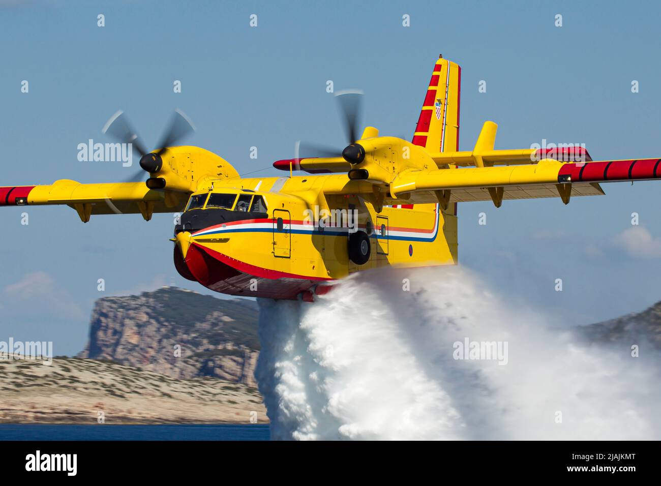 Ein kroatisches Luftwaffe CL-415 Super Scooper Feuerwehrflugzeug, das während eines Trainingsfluges Wasser abgibt. Stockfoto