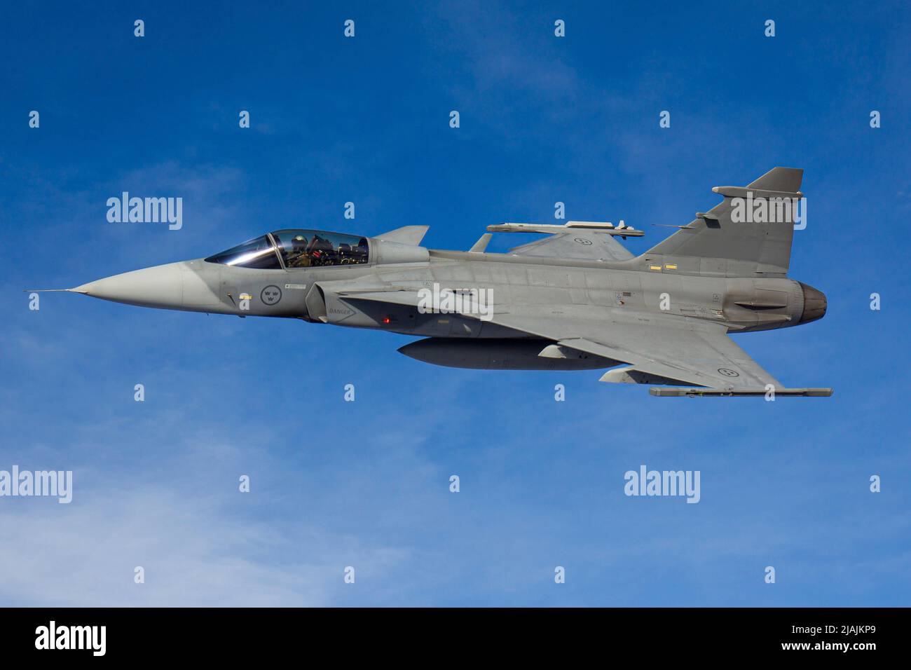 Ein schwedischer Kampfjet der Luftwaffe JAS-39 Gripen im Flug über Nordschweden. Stockfoto