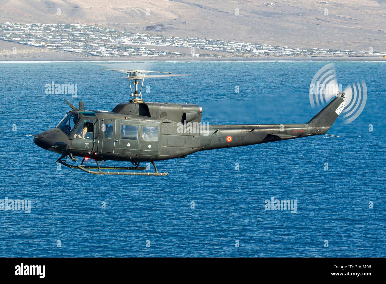 Eine spanische Army Bell 212 im Flug über den Atlantischen Ozean. Stockfoto