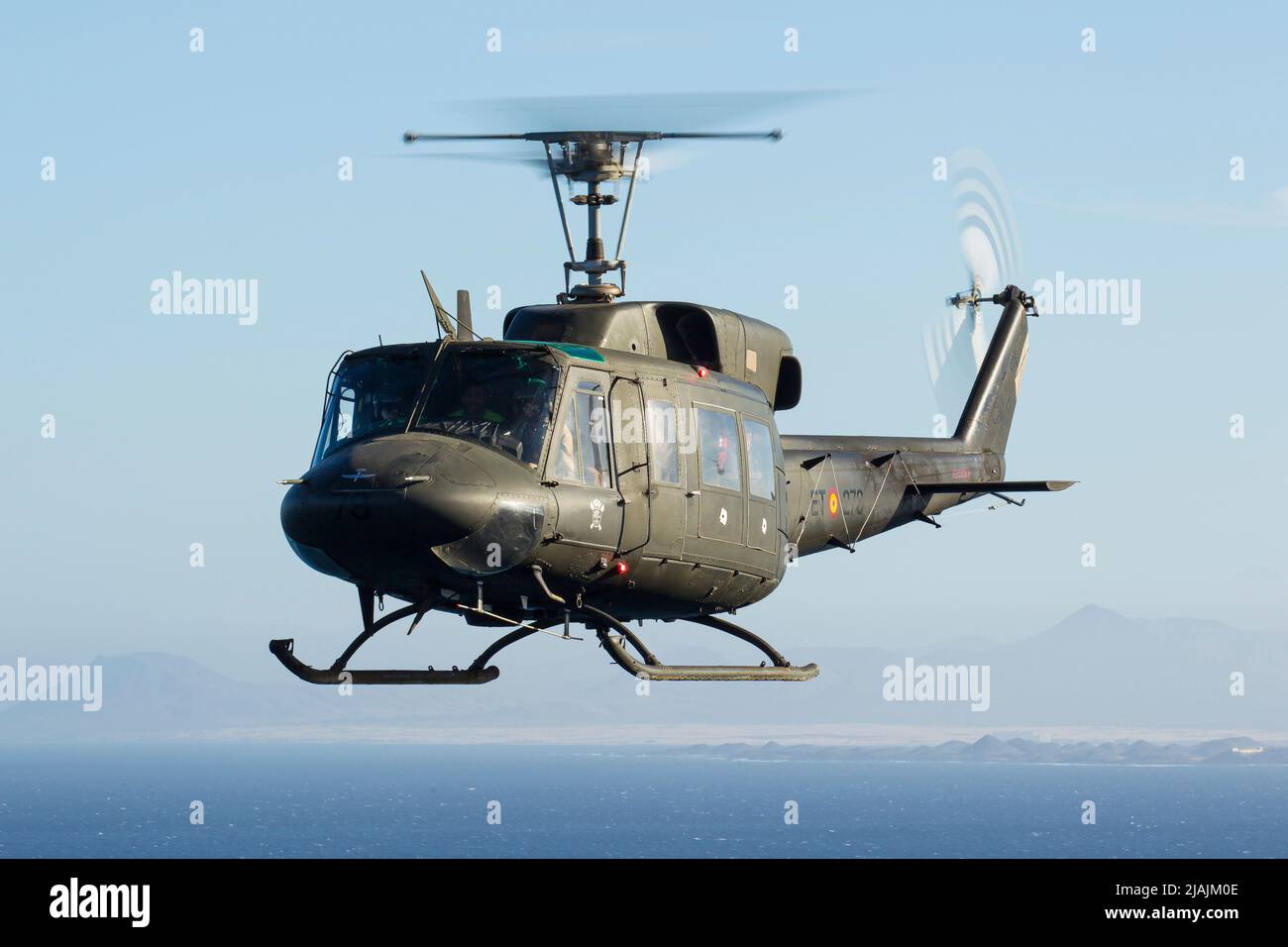Eine spanische Army Bell 212 im Flug über den Atlantischen Ozean. Stockfoto