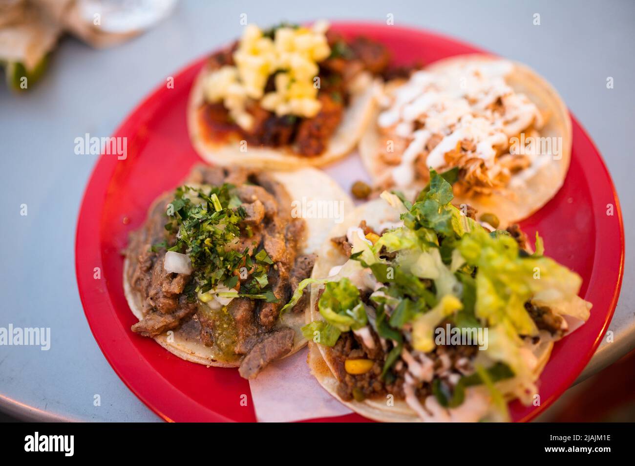 Mexikanische Tacos werden abends in einem Restaurantbereich im VancouverÕs West End auf der Straße serviert. Vancouver, BC, Kanada. Stockfoto