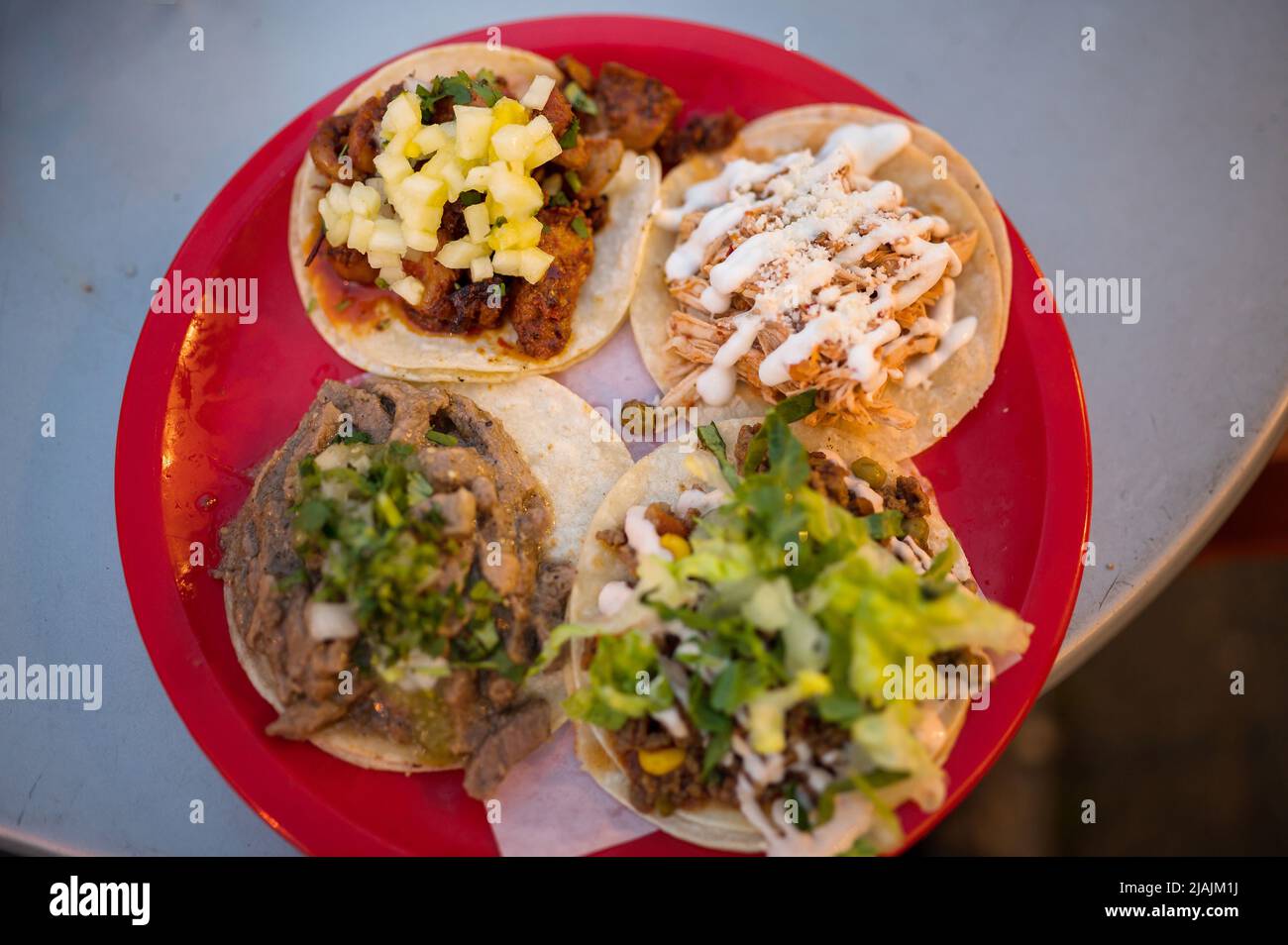 Mexikanische Tacos werden abends in einem Restaurantbereich im VancouverÕs West End auf der Straße serviert. Vancouver, BC, Kanada. Stockfoto