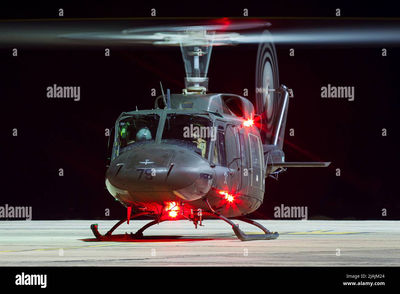 Eine Bell 212 der spanischen Armee bereitet sich auf den Start vom Flughafen Arrecife auf Lanzarote vor. Stockfoto