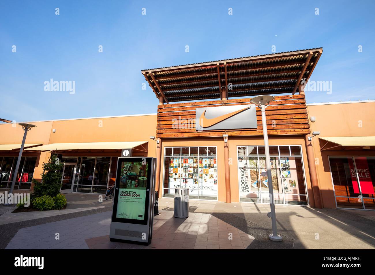 Die Seattle Outlet Mall in Marysville, Bundesstaat Washington, USA. Open-Air-Einkaufszentrum mit gemischter Nutzung. Seattle, Washington, USA. Stockfoto