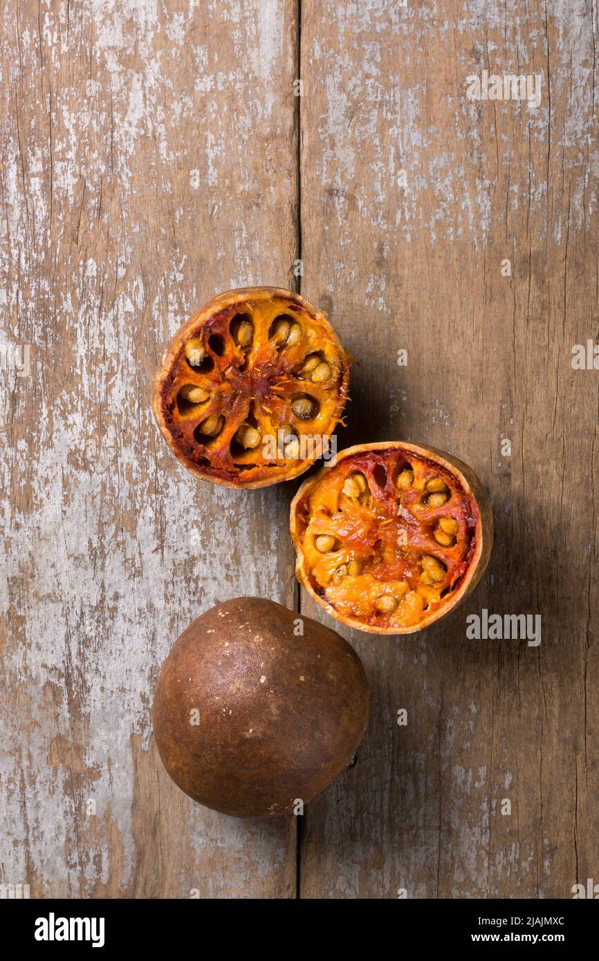 Reife Bael-Früchte, auch bekannt als bengalquitte, goldener Apfel oder Steinapfel, süß-aromatisch, medizinische Vorteile Früchte auf der Tischplatte von oben genommen Stockfoto