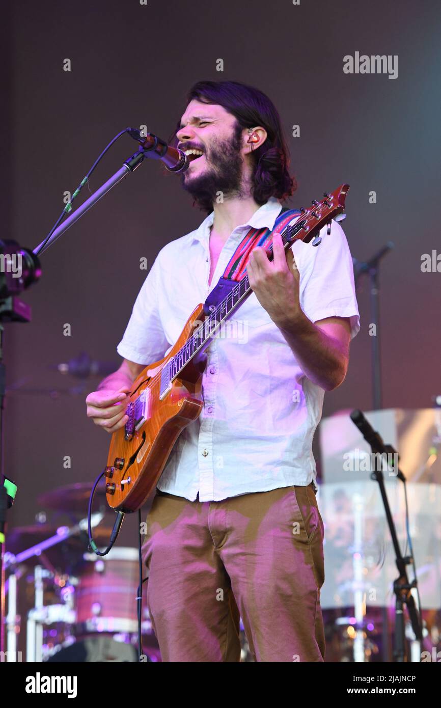 Sänger, Songwriter und Gitarrist Rick Mitarotonda wird am 29. Mai 2022 während eines Live-Konzerts mit Goose beim Boston Calling Music Festival in Allston, Massachusetts, auf der Bühne gezeigt. Stockfoto