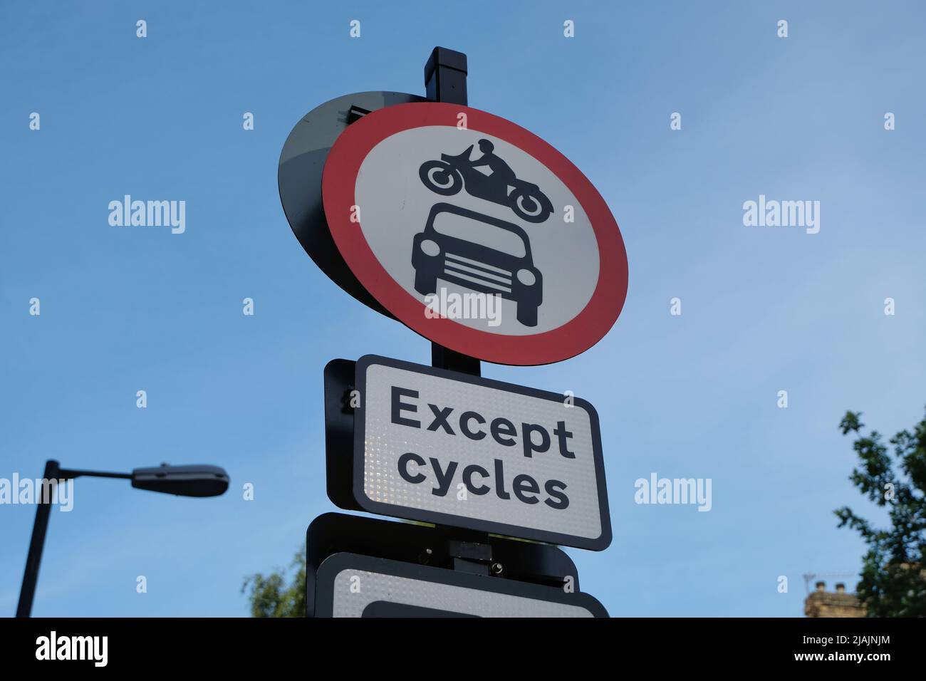 London, Großbritannien. Ein Straßenschild „kein Zutritt für den Fahrzeugverkehr“ in Elephant und Caslte, ausgenommen Fahrräder, die erlaubt sind. Stockfoto