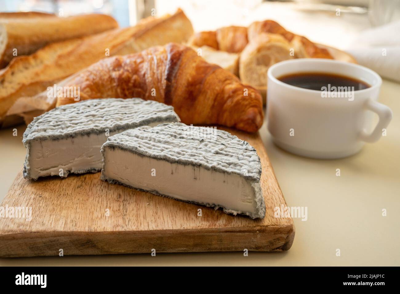 Französischer Ziegenkäse selles-sur-cher und frische Croissants aus nächster Nähe Stockfoto