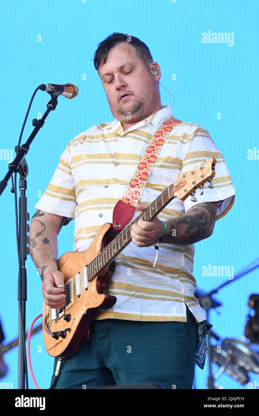 Sänger, Songwriter und Gitarrist Isaac Brock wird am 29. Mai 2022 bei einem Live-Konzert mit Modest Mouse beim Boston Calling Music Festival in Allston, Massachusetts, auf der Bühne gezeigt. Stockfoto