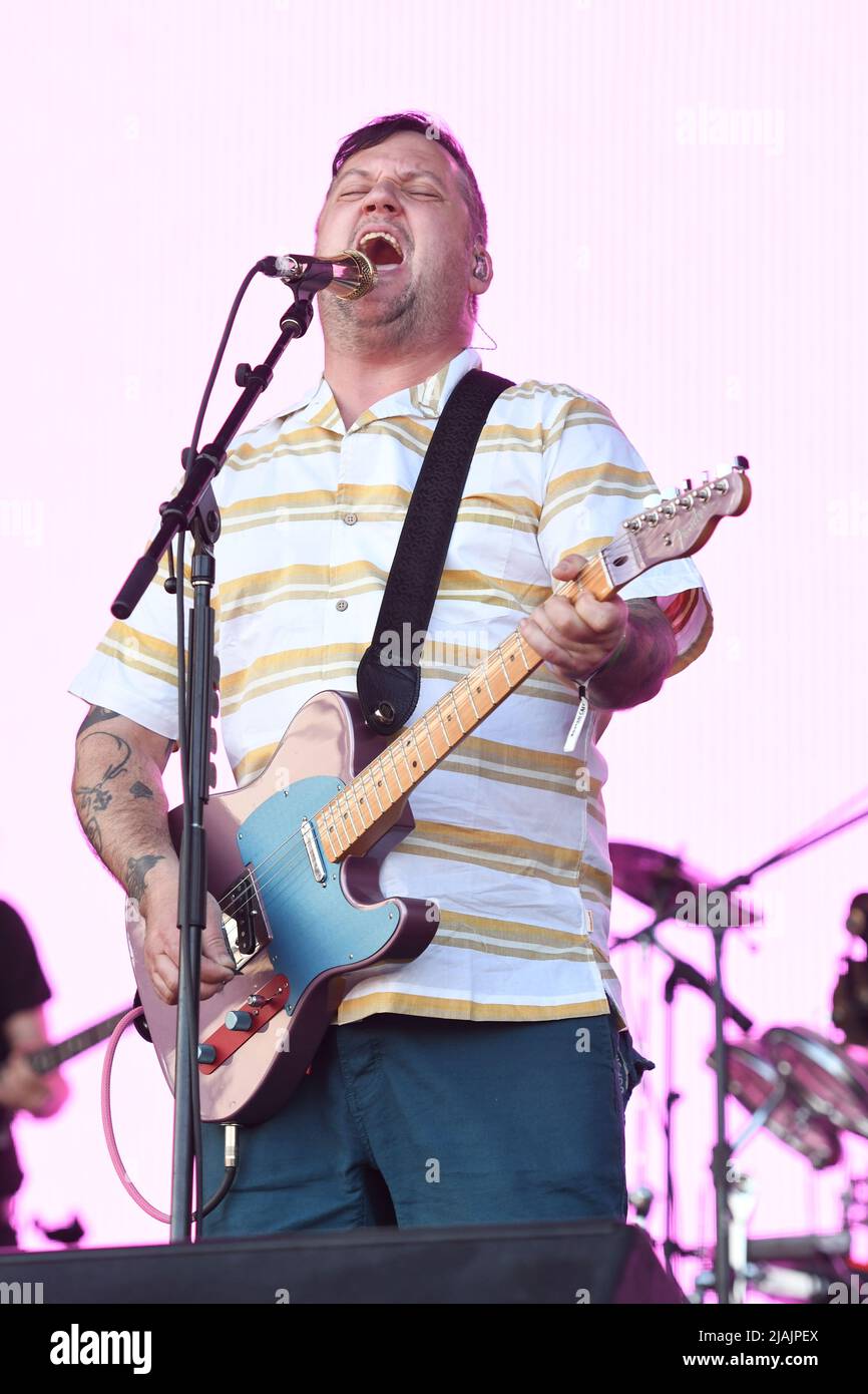 Sänger, Songwriter und Gitarrist Isaac Brock wird am 29. Mai 2022 bei einem Live-Konzert mit Modest Mouse beim Boston Calling Music Festival in Allston, Massachusetts, auf der Bühne gezeigt. Stockfoto