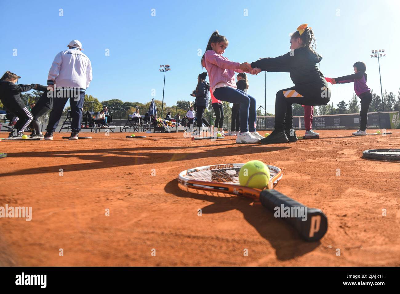 Kleine Mädchen, die Tennis lernen Stockfoto
