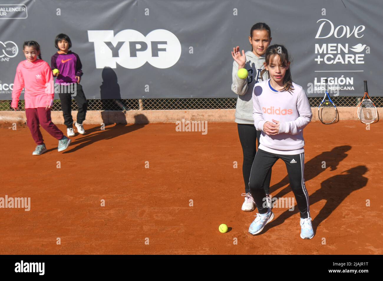 Kleine Mädchen, die Tennis lernen Stockfoto