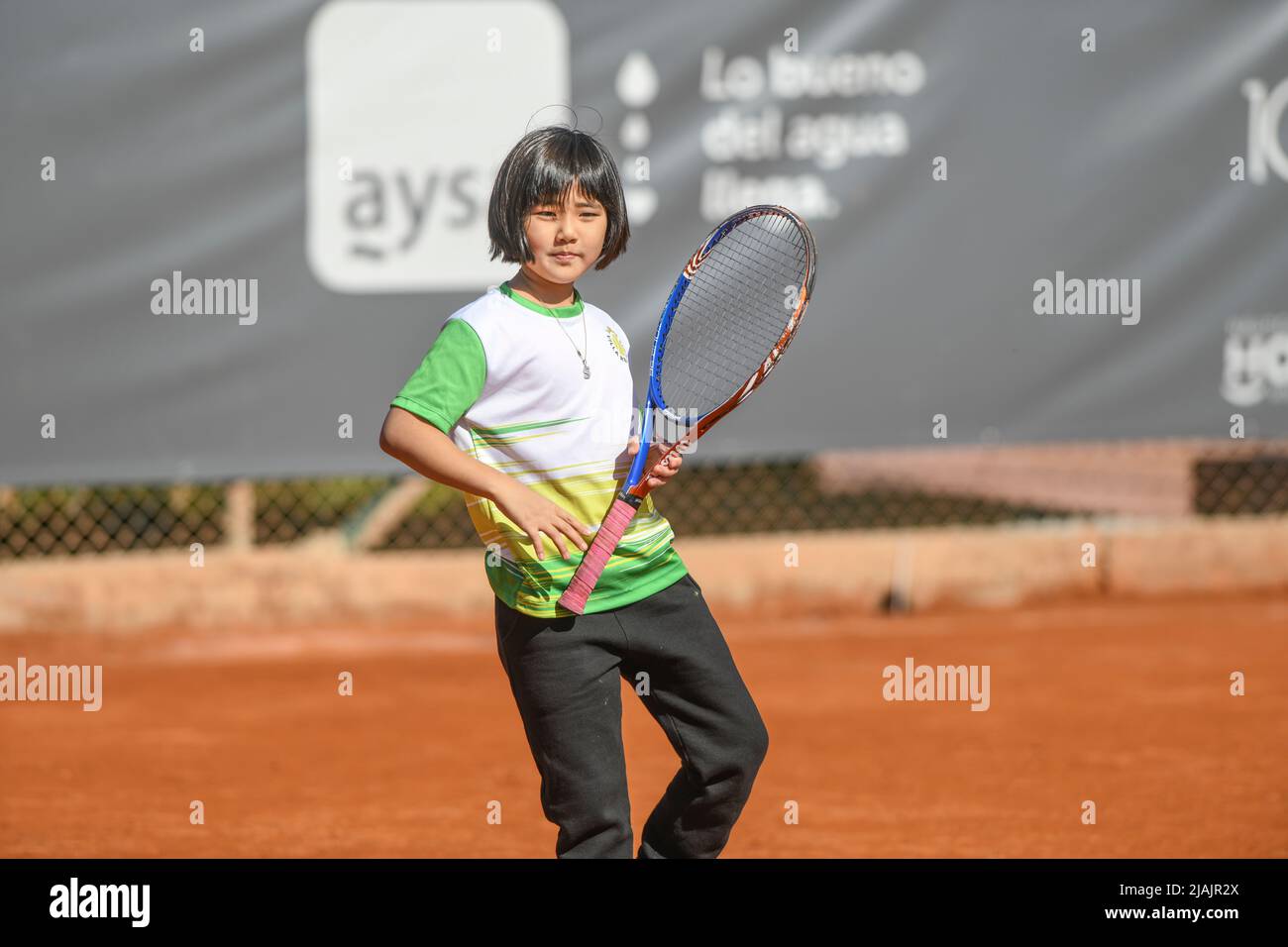 Kleines Mädchen, das Tennis lernt Stockfoto