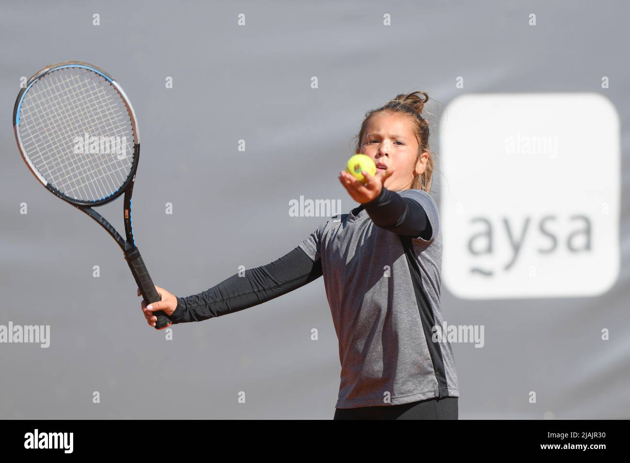 Kleines Mädchen, das Tennis lernt Stockfoto