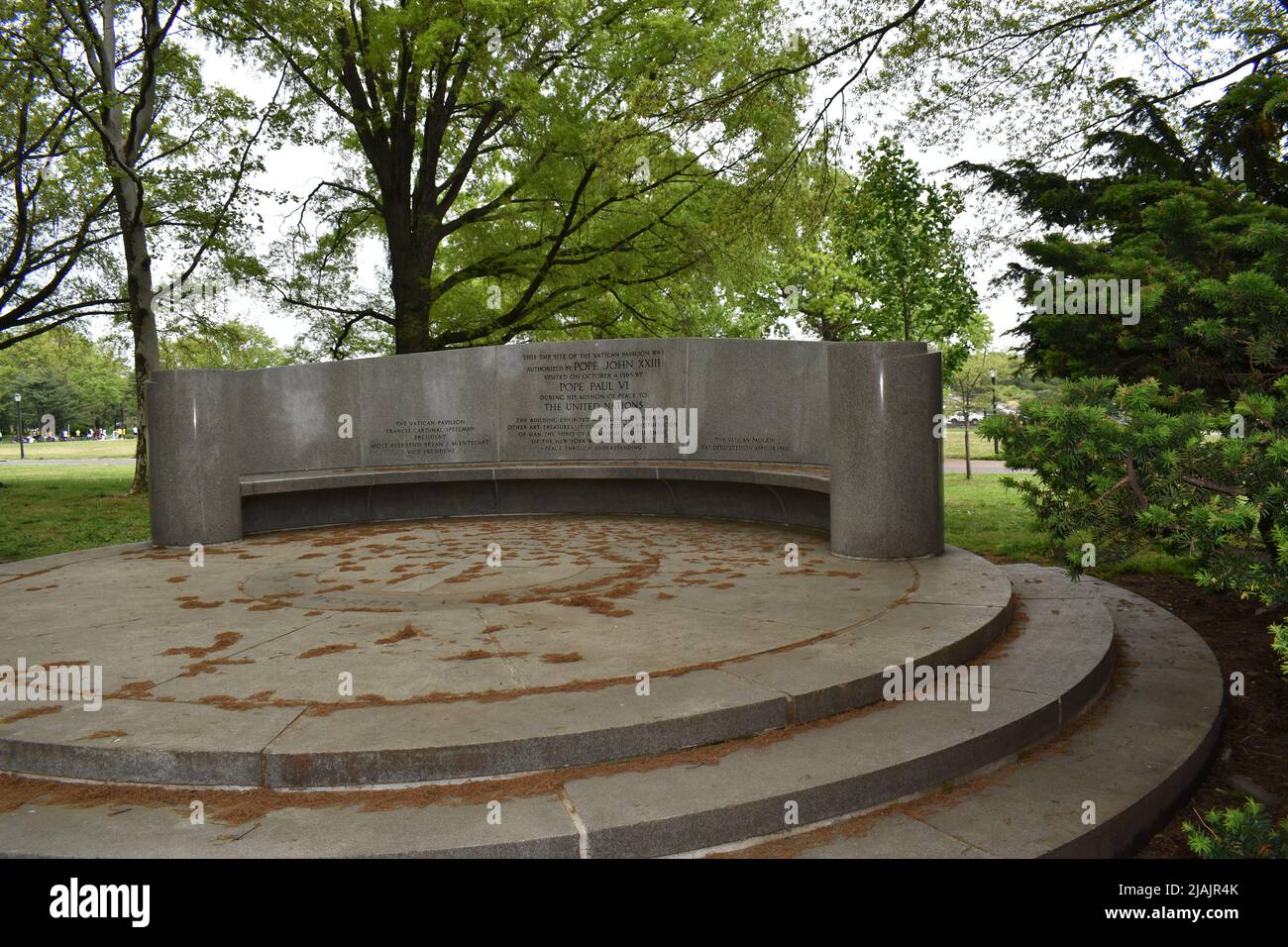 Corona, Queens, New York, USA - 14. Mai 2022 - Ein Vatikanisches Exedra-Denkmal - der Ort des ehemaligen Vatikanischen Pavillons im Corona Park der Flushing Meadows. Stockfoto