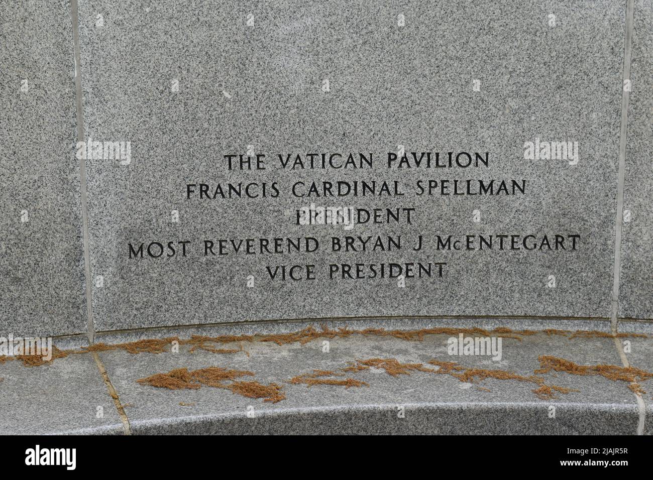 Corona, Queens, New York, USA - 14. Mai 2022 - Ein Vatikanisches Exedra-Denkmal - der Ort des ehemaligen Vatikanischen Pavillons im Corona Park der Flushing Meadows. Stockfoto