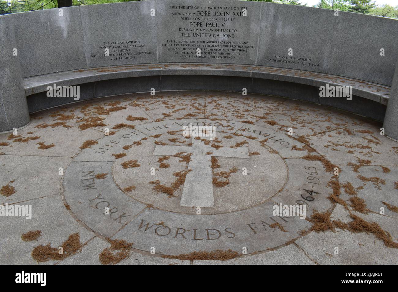 Corona, Queens, New York, USA - 14. Mai 2022 - Ein Vatikanisches Exedra-Denkmal - der Ort des ehemaligen Vatikanischen Pavillons im Corona Park der Flushing Meadows. Stockfoto