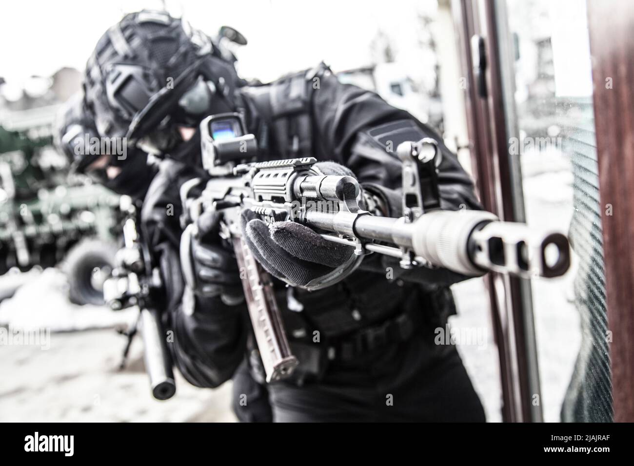 Der Wachmann der privaten Sicherheitsfirma zielte während eines Angriffs mit einem Dienstgewehr. Stockfoto