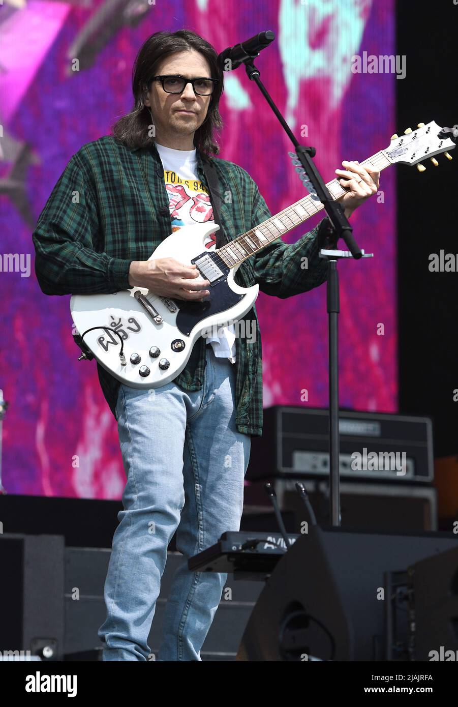 Der Sänger, Songwriter und Gitarrist von Lifers Cuomo wird am 29. Mai 2022 während eines Live-Konzerts mit Weezer beim Boston Calling Music Festival in Allston, Massachusetts, auf der Bühne aufgeführt. Stockfoto