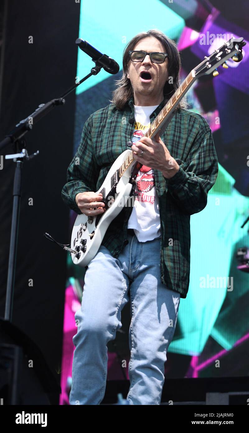 Der Sänger, Songwriter und Gitarrist von Lifers Cuomo wird am 29. Mai 2022 während eines Live-Konzerts mit Weezer beim Boston Calling Music Festival in Allston, Massachusetts, auf der Bühne aufgeführt. Stockfoto