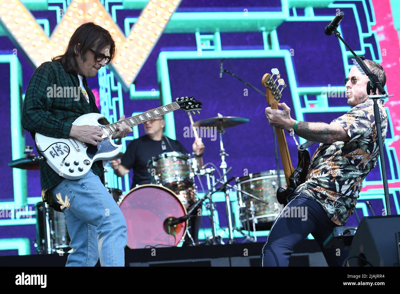 Am 29. Mai 2022 werden die Musiker Lifers Cuomo und Scott Shriner bei einem Live-Konzert mit Weezer beim Boston Calling Music Festival in Allston, Massachusetts, auf der Bühne aufgeführt. Stockfoto