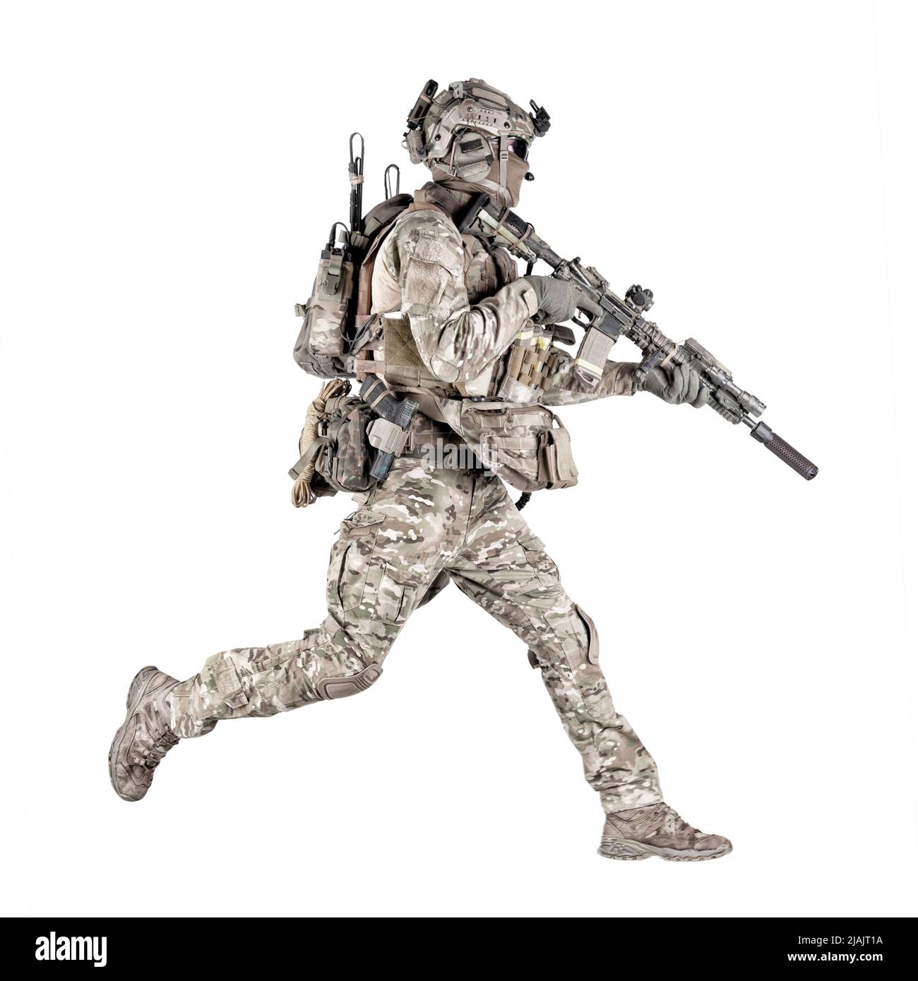Armeesoldat in Tarnuniform, läuft mit Sturmgewehr in Hand Studio schießen. Stockfoto