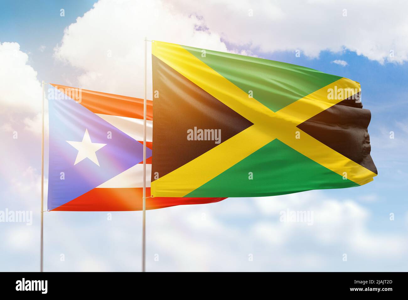 Sonniger blauer Himmel und Flaggen von jamaika und puerto rico Stockfoto