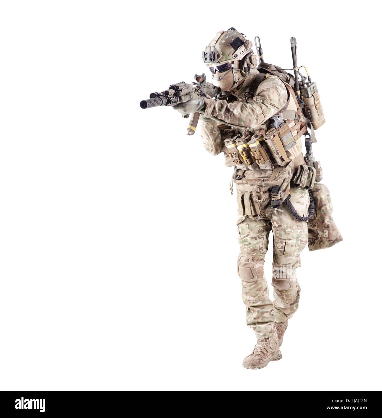 Armee-Infanterist in Tarnuniform und Kampfhelm, mit dem Ziel Sturmgewehr. Stockfoto