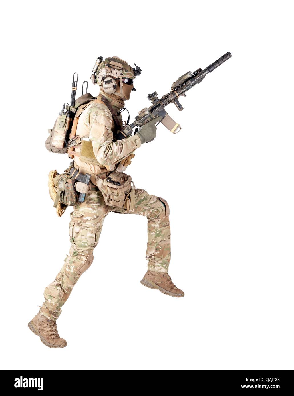 Armeesoldat in Tarnuniform, läuft mit Sturmgewehr in Hand Studio schießen. Stockfoto