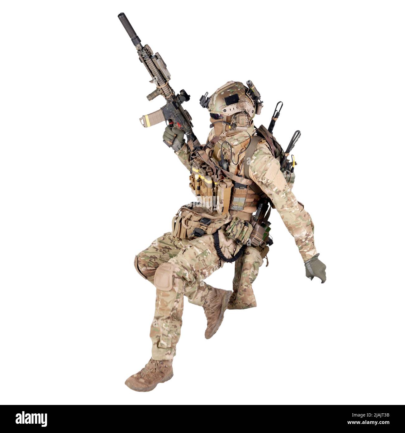 Soldat läuft mit Sturmgewehr in der Hand, Studioschuss isoliert auf weißem Hintergrund. Stockfoto