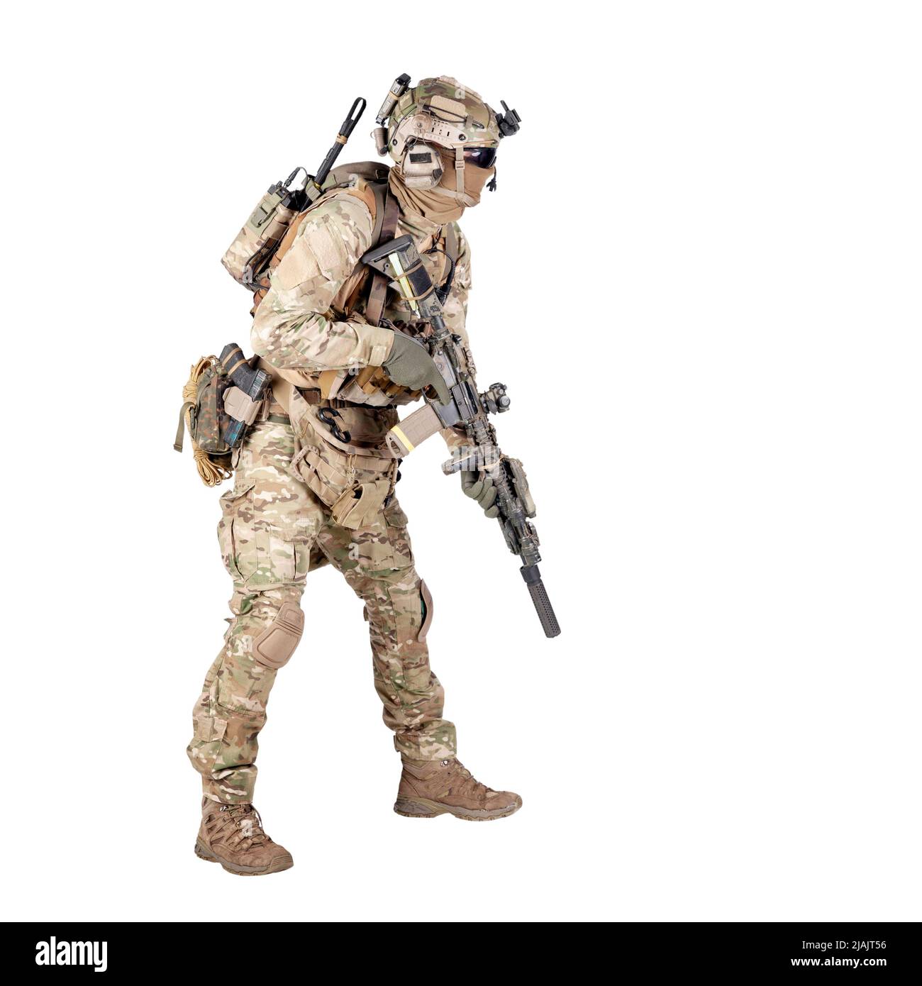 Armeesoldat in Tarnuniform mit Zielgewehr, isoliert auf weißem Hintergrund. Stockfoto