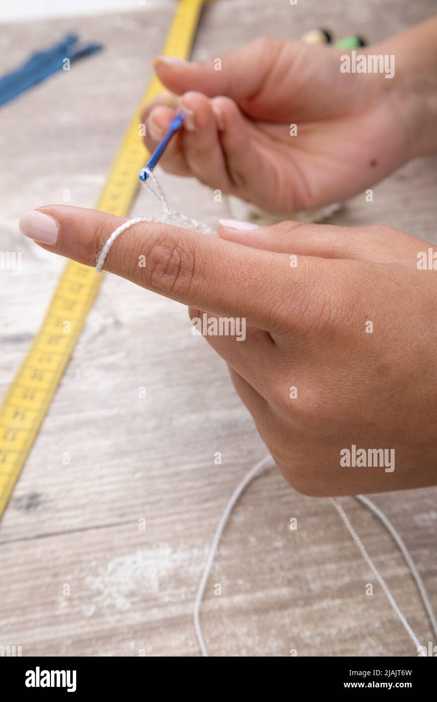 Hände Stricken mit Wolle und Häkeln, Kunst und Beruf, manuelle Arbeitsplatz, Detail der Objekte Stockfoto