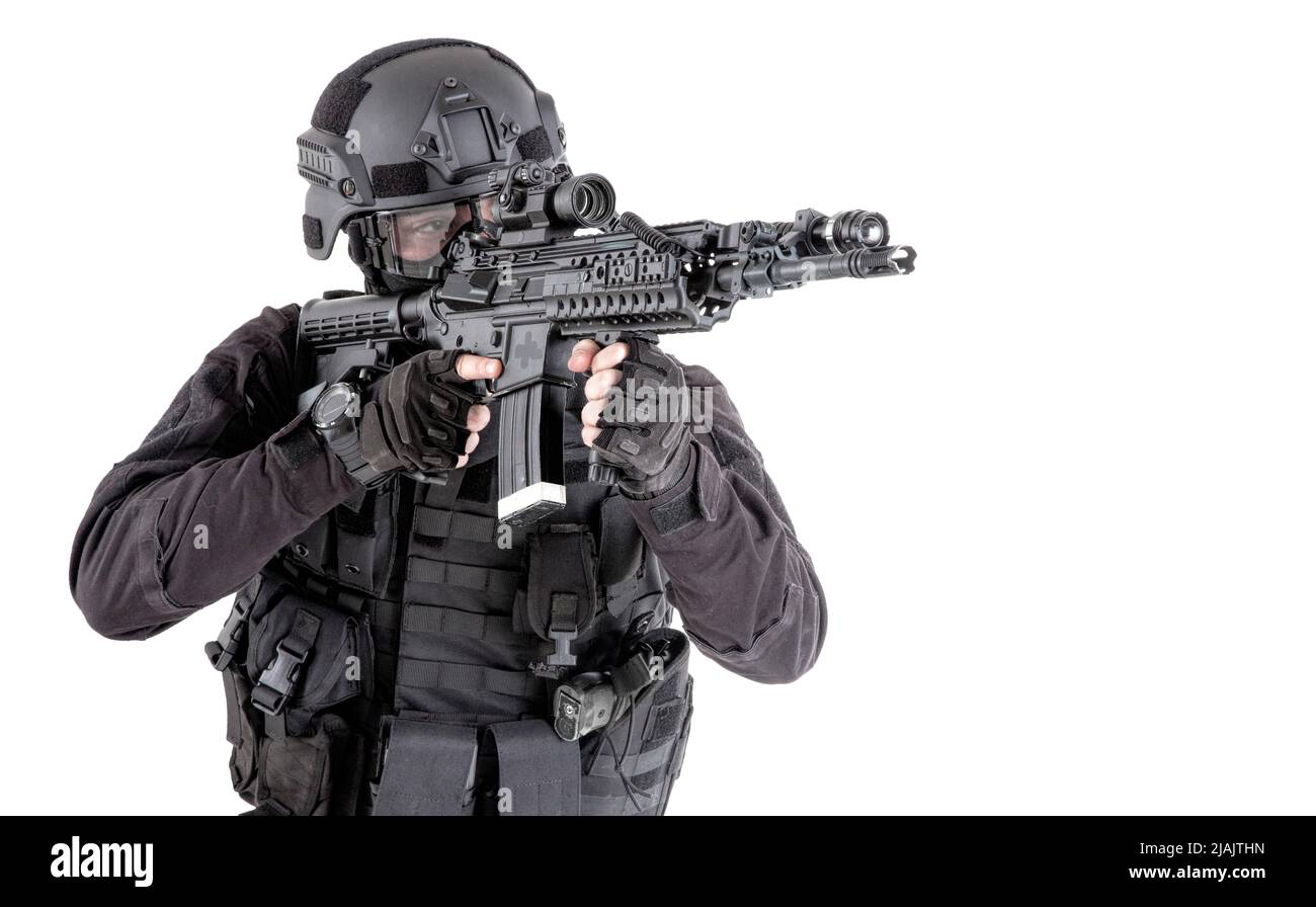 Polizei-SWAT-Teamkämpfer mit Zielwaffe, isoliert auf weißem Hintergrund. Stockfoto