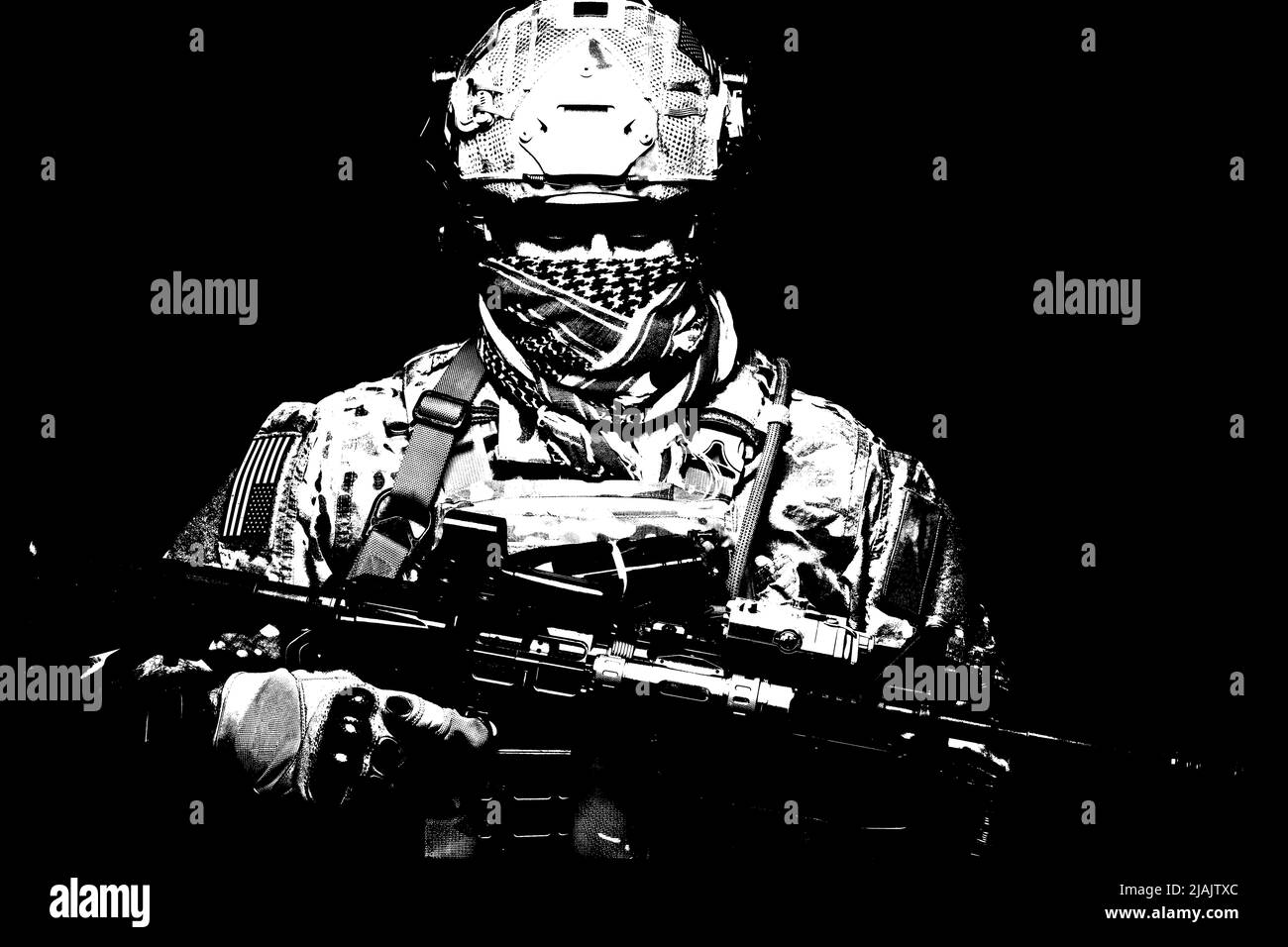 Moderner Kämpfer, bewaffnet mit Gewehr und Gesicht hinter shemagh versteckt, mit Blick auf die Kamera. Stockfoto