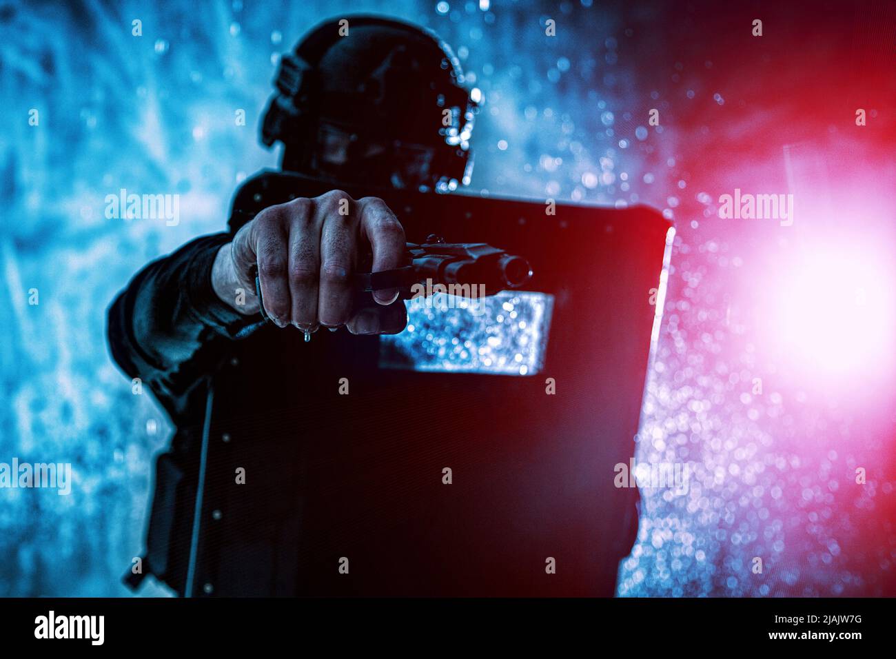 Der SWAT-Teamkämpfer zielt auf eine Handfeuerwaffe hinter einem ballistischen Schild. Stockfoto