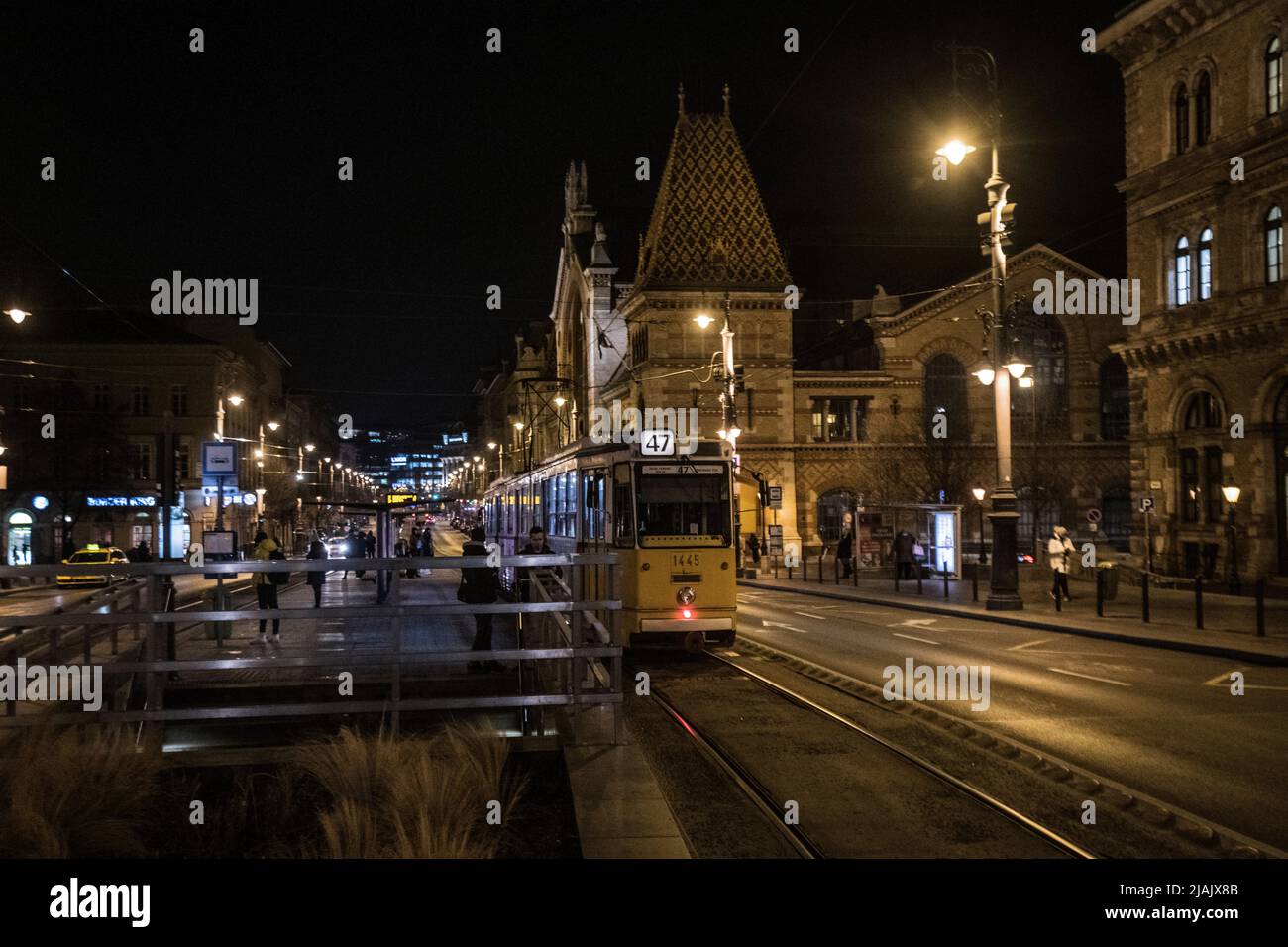 Budapest: Fovam ter bei Nacht. Ungarn Stockfoto