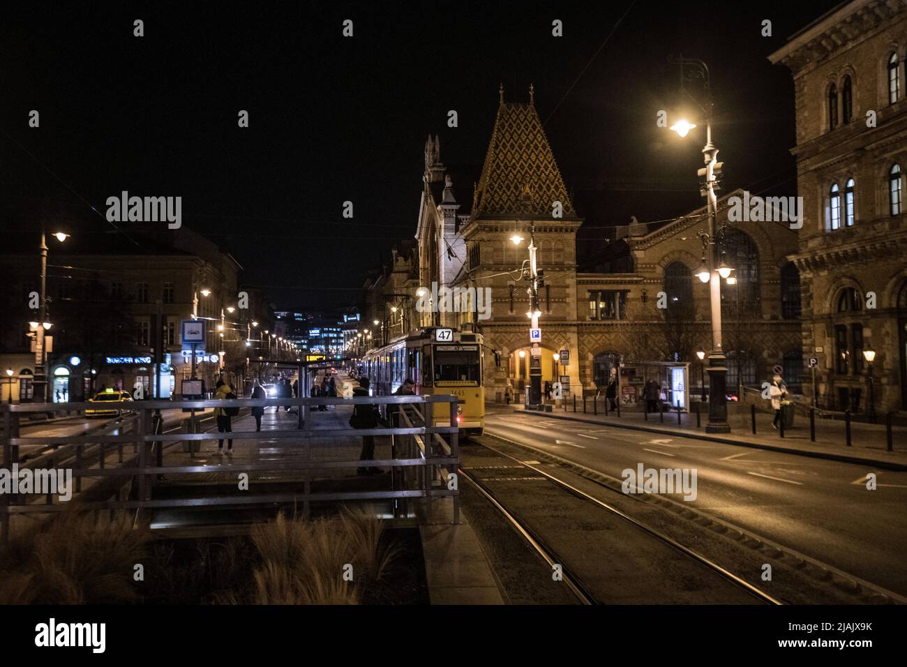Budapest: Fovam ter bei Nacht. Ungarn Stockfoto