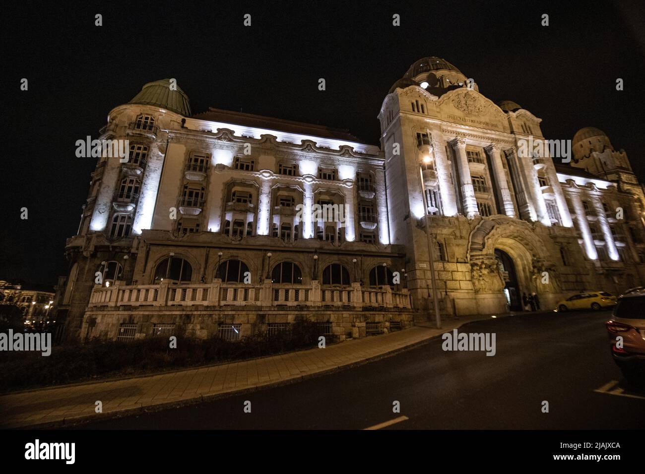 Budapest: Hotel Gellert bei Nacht. Ungarn Stockfoto