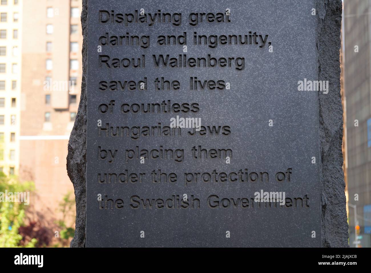 Raoul Wallenberg Monument, auf dem Platz der Vereinten Nationen, Detail, in Stein gemeißelte Widmungseinschrift, New York, NY, USA Stockfoto